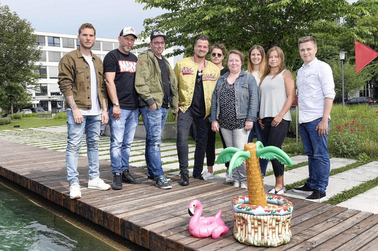 c6e78b1b23905c4302609b1a74288ead28251ddf7ddefdd4ec4cd4fcfcc17361 Gehen künftig gemeinsame Wege (von links): Mathias Schorer (A&R Manager Ariola / RCA), Ike Müller (Management Stereoact), Sebastian Seidel und Ric Einenkel (beide Stereoact), Julian Vicari...