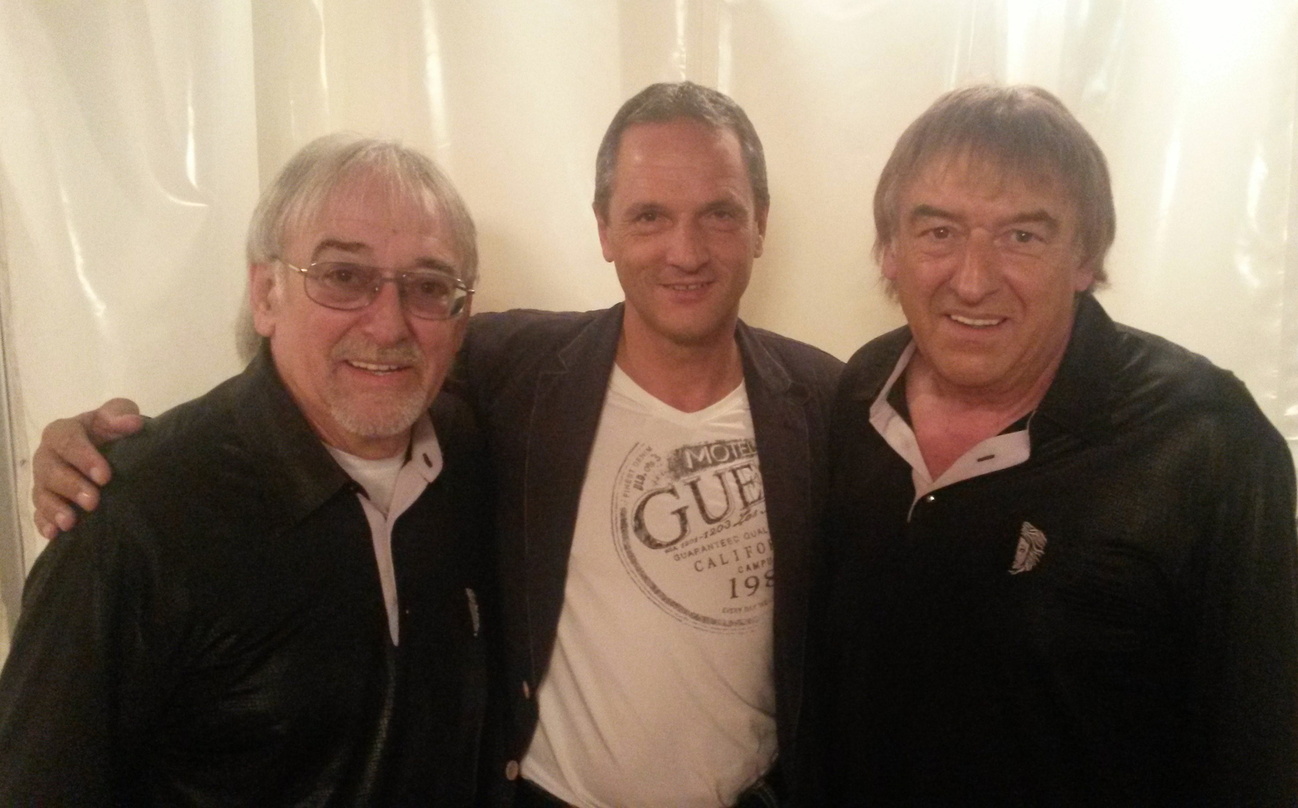 Arbeiten im Verlagsbereich zusammen: Die Amigos Karl-Heinz Ulrich (links) und Bernd Ulrich (rechts) nehmen Rudi Schedler in die Mitte