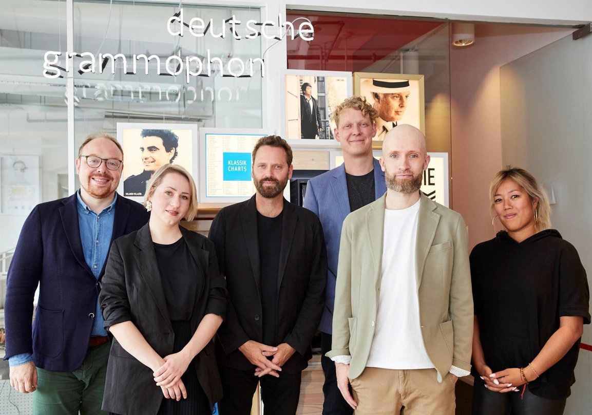 Beim Vertragsabschluss (von links): Clemens Trautmann (Präsident DG); Rosalie Vos (Redbird Music); Dustin O'Halloran; Christian Badzura (Senior Director A&R New Repertoire DG); Hans-Christ...