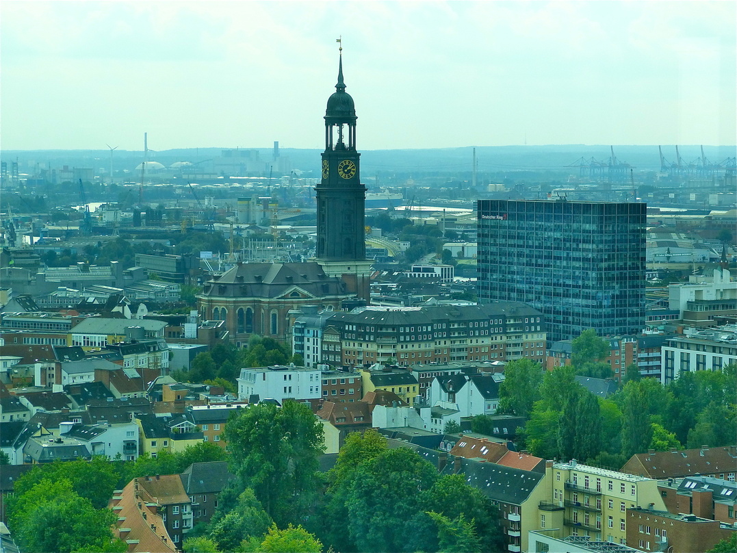 Blick auf eine gut vernetzte Kreativszene: Hambuger Skyline mit Michel und Hafen im Hintergrund