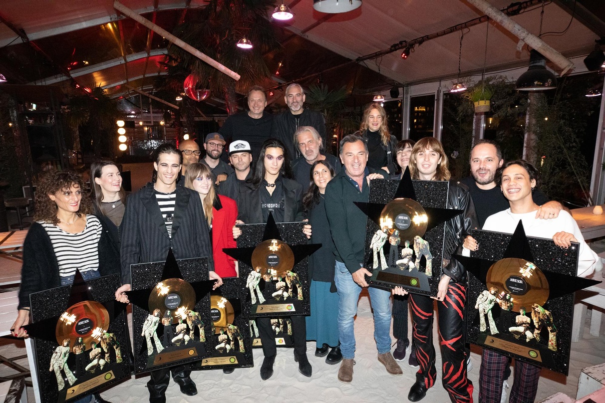 Bei der Gold-Verleihung in Berlin (von links): Marica Carmela Casalinuovo, Lisa Ramstötter (RCA), Damiano David, Patrick Mushatsi-Kareba (Sony Music Entertainment GSA), Victoria De Angilis...