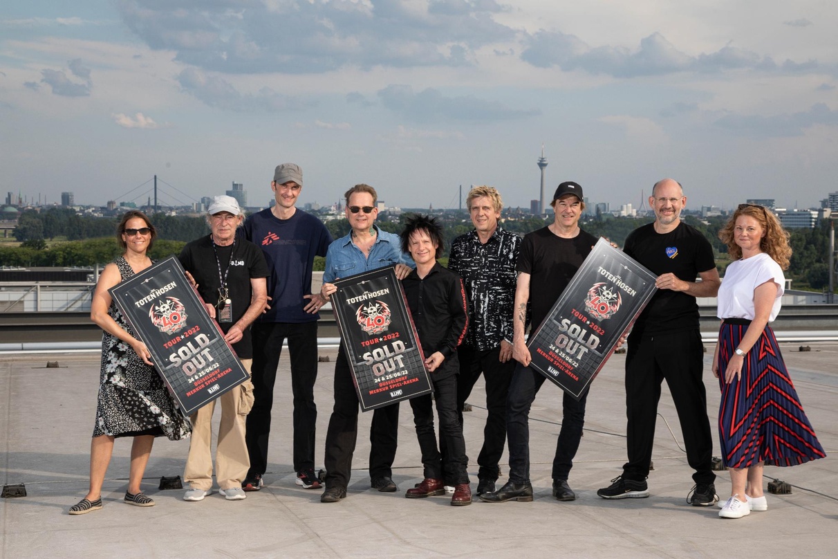 Bei der Übergabe (von links): Daniela Stork (Executive Director Booking & Ticketing D.Live), Berni Lewkowicz (Geschäftsführer concertteam nrw,) Breiti, Kuddel, Vom, Andi, Campino (alle Die...