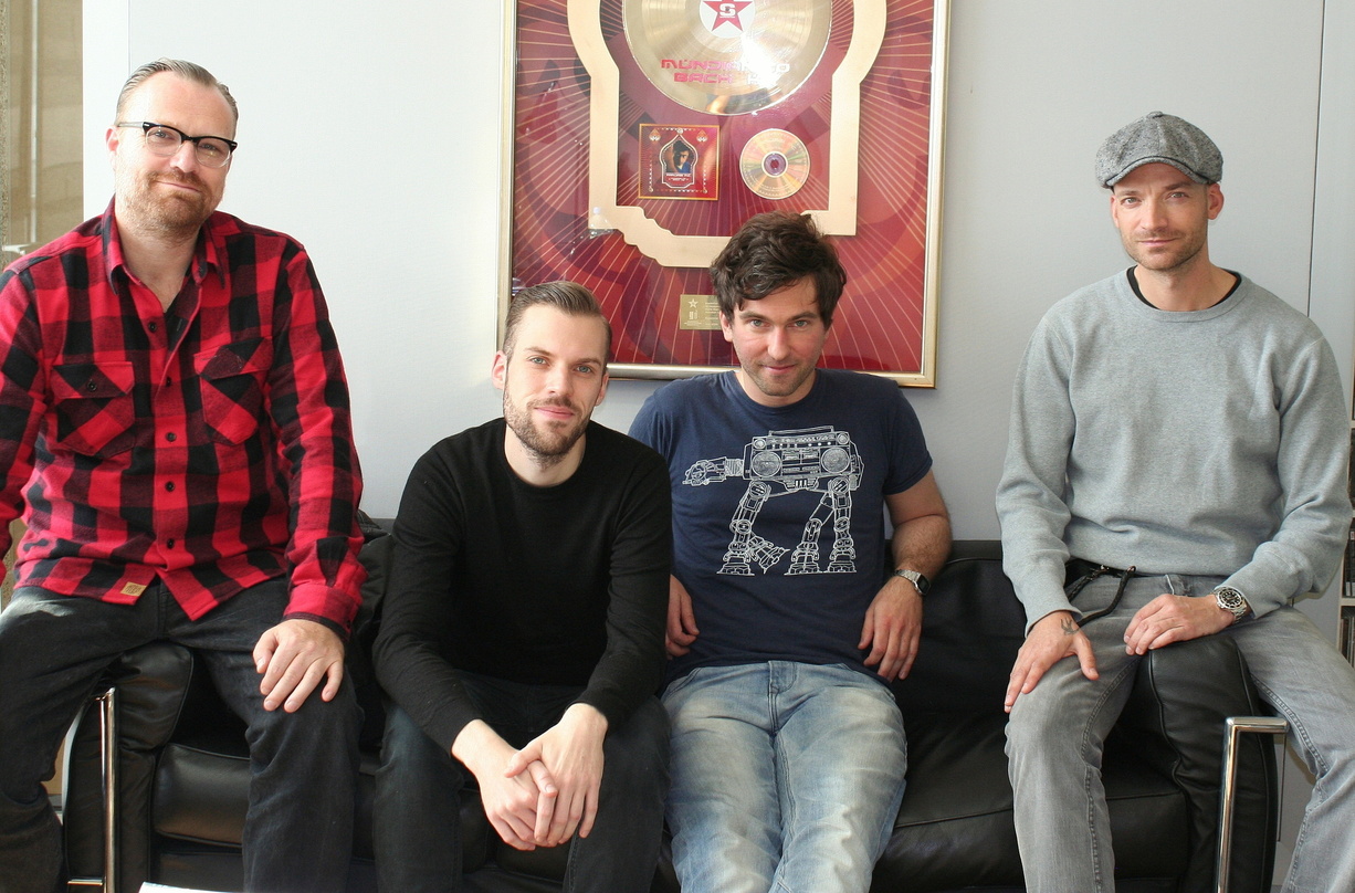 Trafen sich zum Abschluss des Autorenvertrags (von links): Markus Wenzel (Managing Director Universal Music Publishing), die Tiere Henrik Roger und Dennis Scheider sowie Ingo Heinzmann (Se...