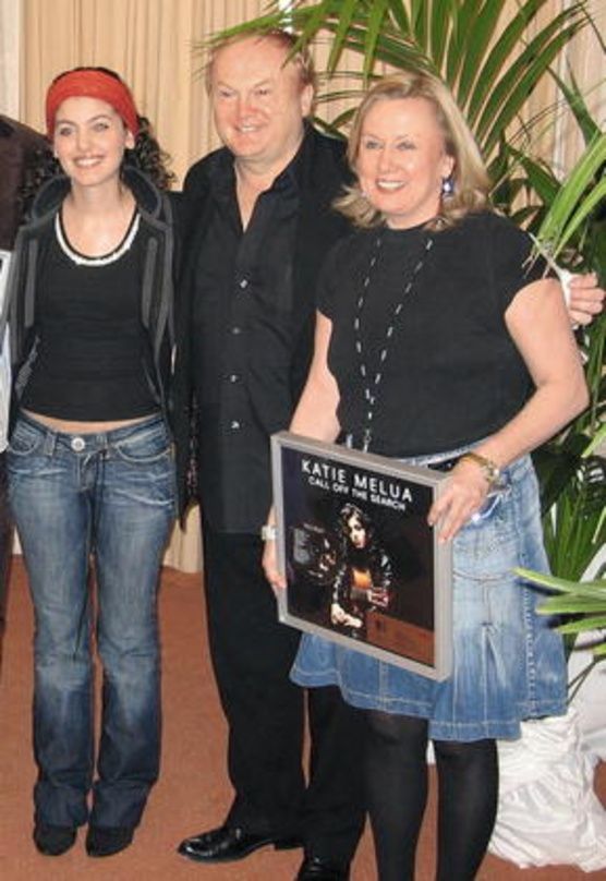 Feierten gemeinsam große Erfolge: Katie Melua (l.), Mike Batt und Karin Wirthmann