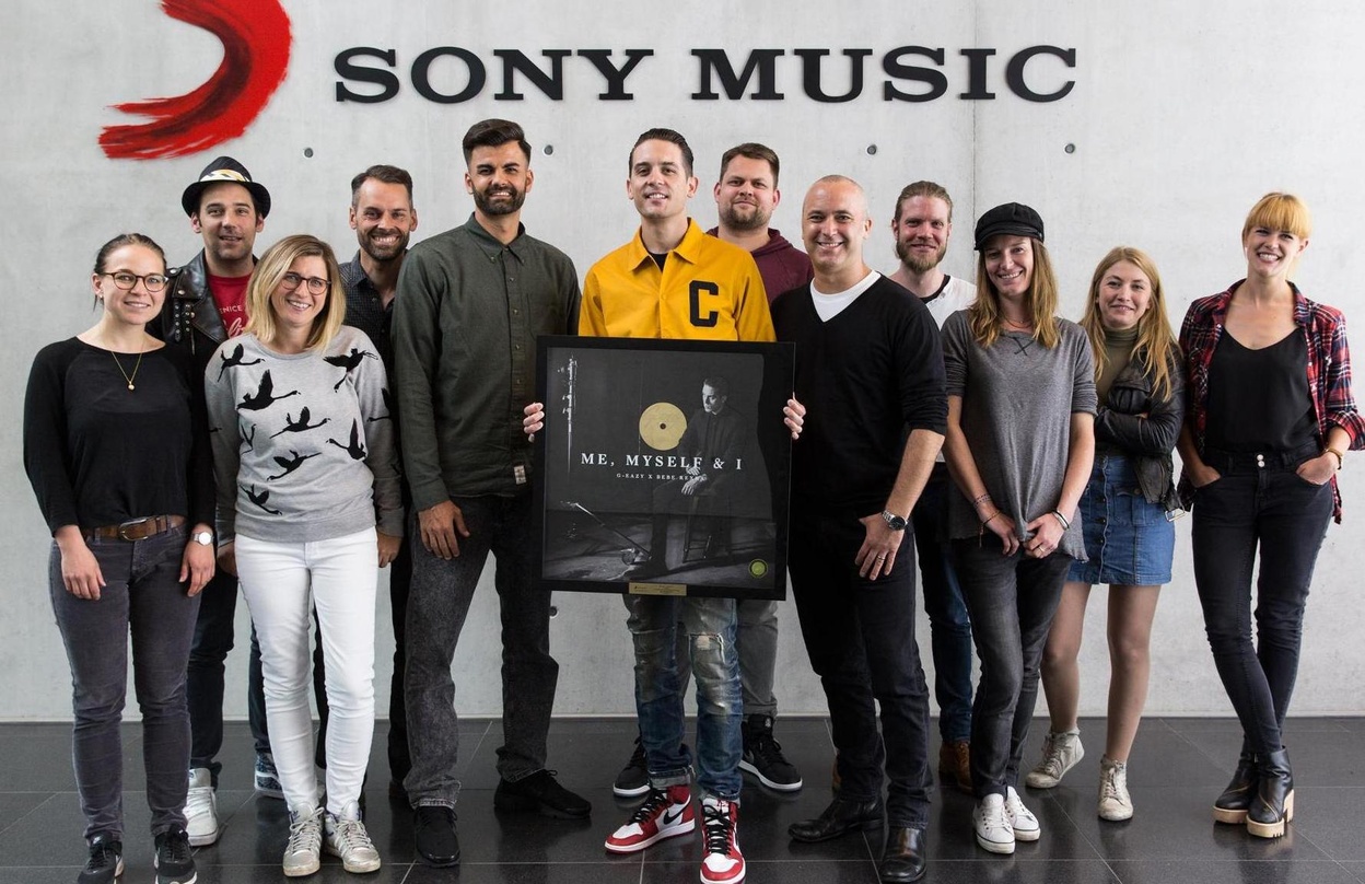Bei der Goldverleihung in München (von links): Johanna vom Heede (Digital Promotion Manager Sony Music International), Felix Homeier (Radio Promotion Manager Sony Music International), San...