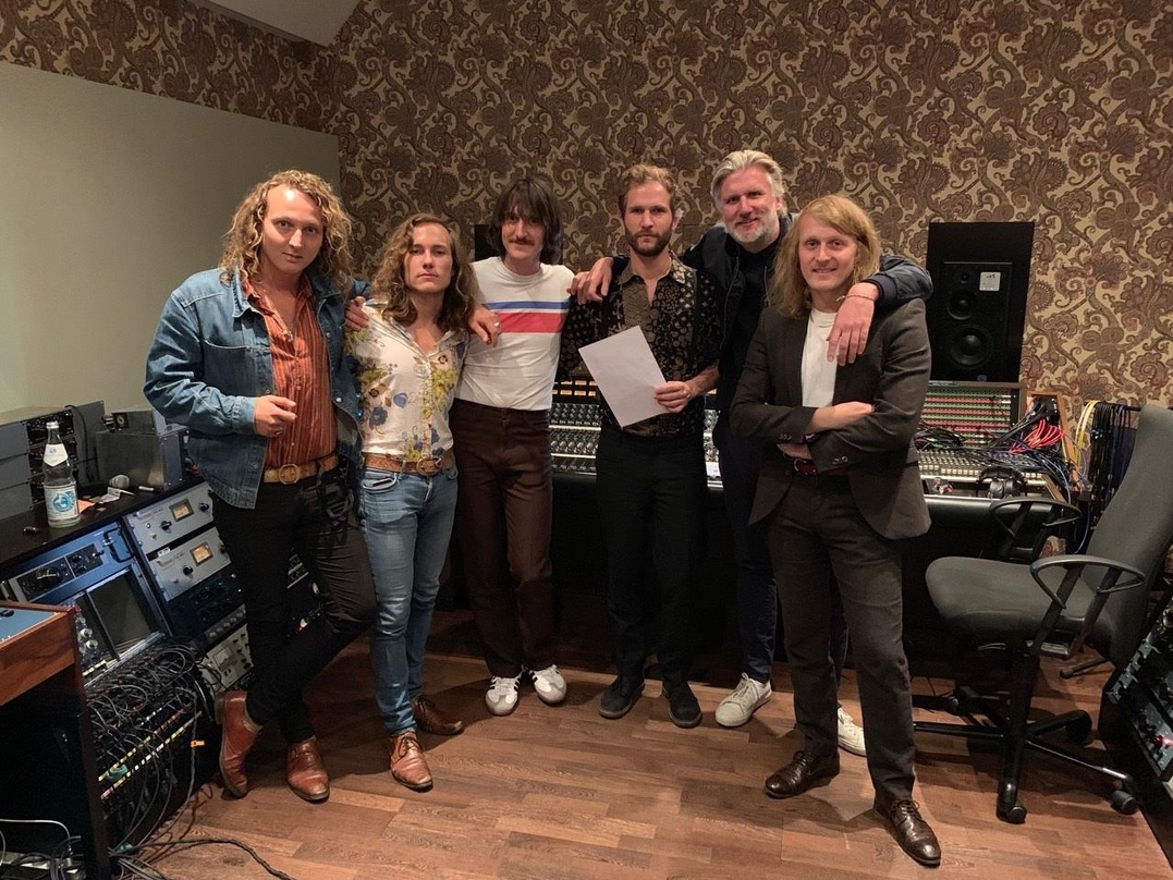 Trafen sich im Studio: Johann Scheerer (vierter von links) und Oliver Franke (fünfter von links) mit Okta Logue