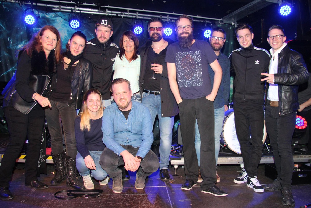 Nach dem Konzert im Strom: Django 3000 und ihr Team