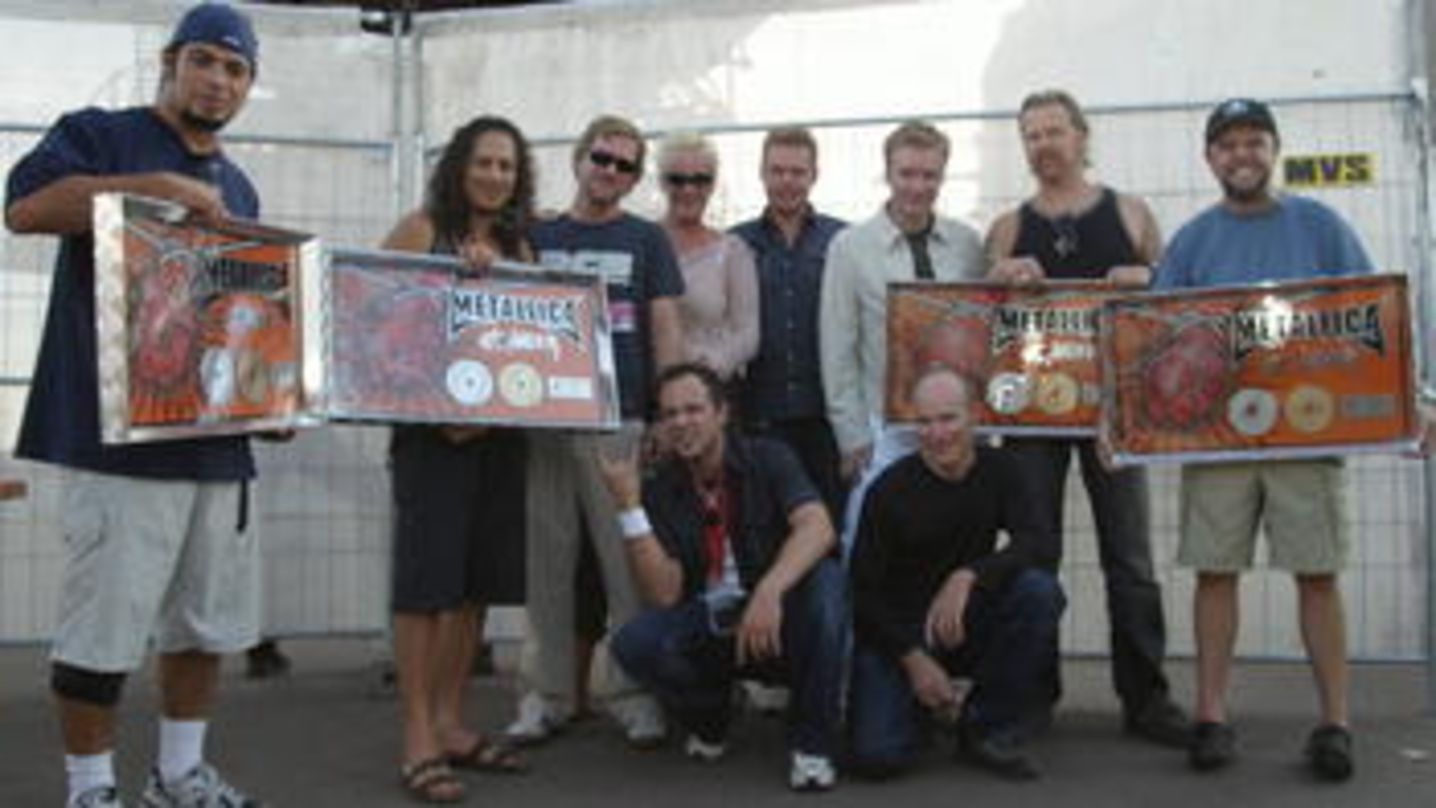 Nahmen sich Zeit für die Ehrung (v.l.n.r.): Robert Trujillo, Kirk Hammett (beide: Metallica), Lars Grewe, Ute Fünfkirchler, Sven Kilthau-Lander, Tom Bohne (alle: PIL), Universal-Chef Tim R...