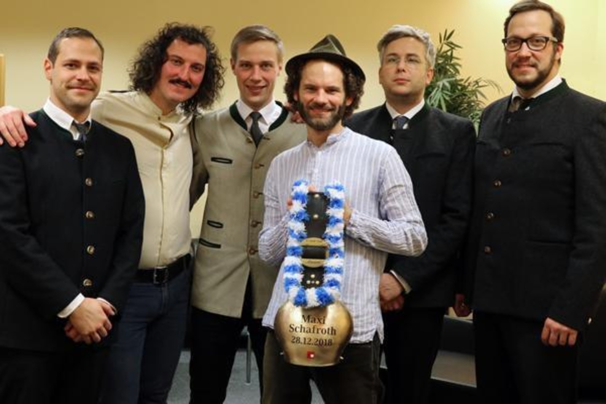 Freuten sich über den vierten Sold Out Award: Maxi Schafroth (vierter von links) und Markus Schalk (zweiter von lilnks) mit Mitgliedern des Chor der Jungen Union Miesbach