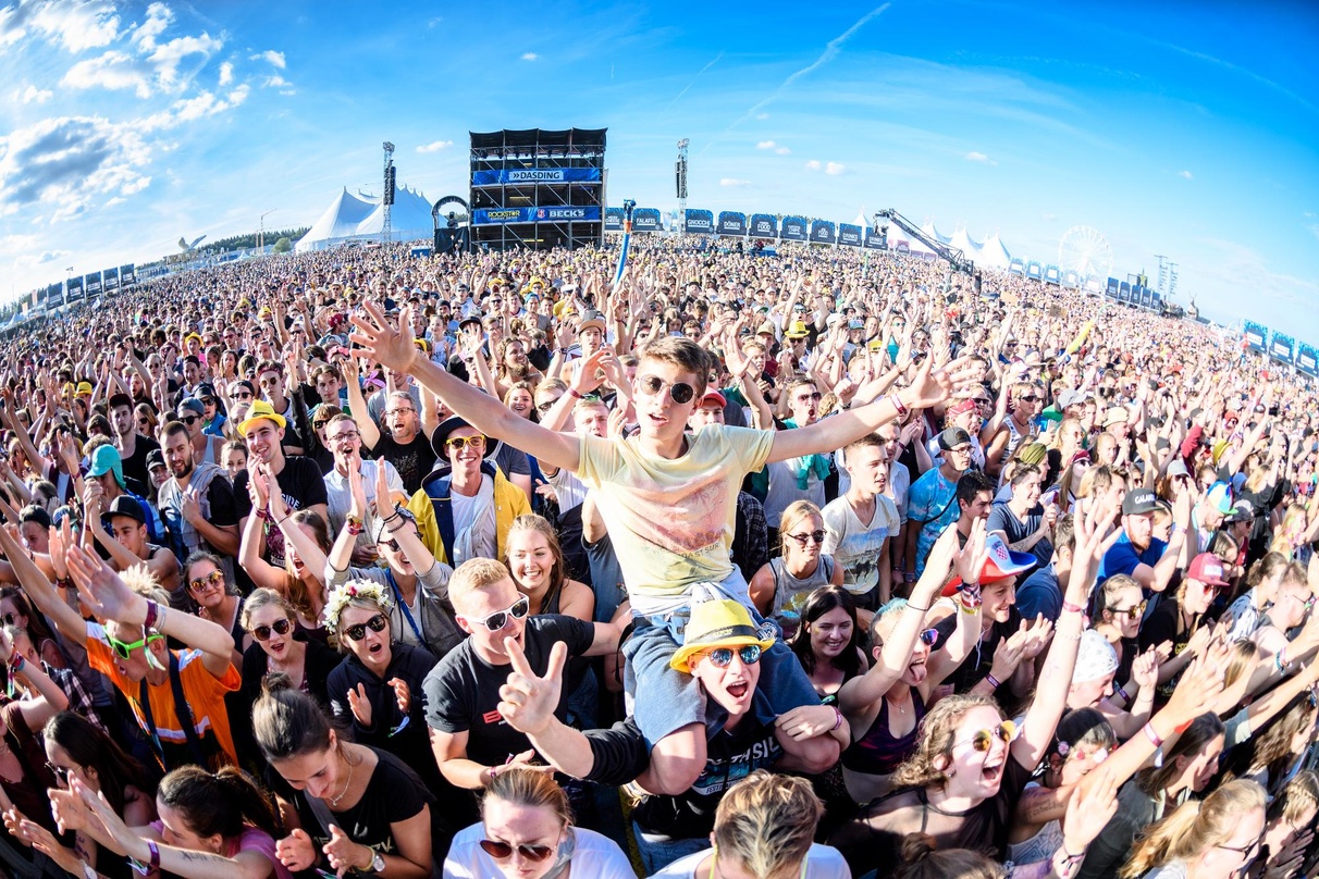 So sehen glückliche Ticketkäufer aus: Besucher des Southside- Festivals 2018