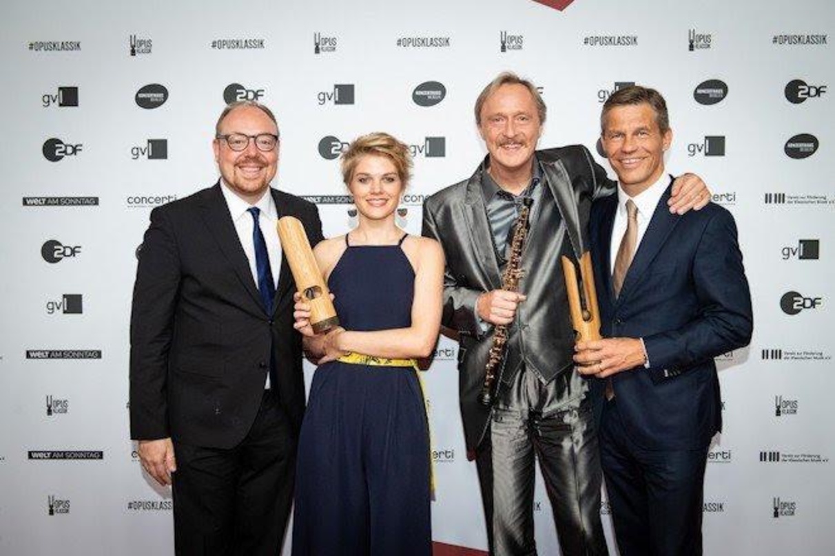 Beim Opus Klassik (von links): Clemens Trautmann (Deutsche Grammophon), Preisträgerin Magdalena Hoffmann, Preisträger Albrecht Mayer und Universal-Music-Chef Frank Briegmann