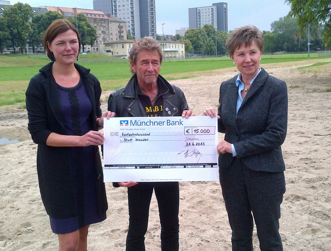 Bei der Scheckübergabe (von links): Christina Afting (Ein Herz für Kinder), Peter Maffay und Helma Orosz (Oberbürgermeisterin Dresden)
