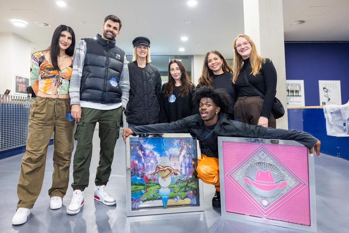 c7c0c656c92733eaea5204a3eac5c38b9f052e7f83a8c3c7bcb832411b1f9579 Im Erfolg vereint: Lil Nas X (knieend) und sein Team von Columbia Music Germany und Sony Music.