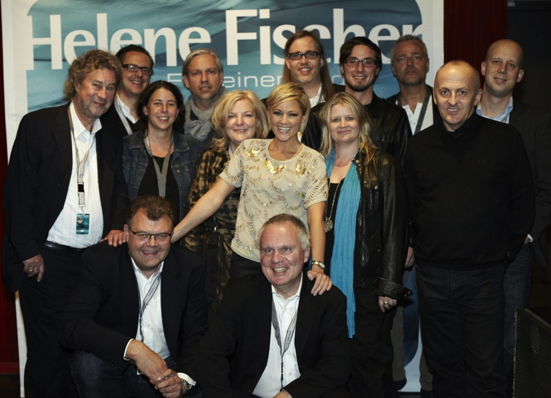 Freuten sich über acht Edelmetall-Awards: Helene Fischer und EMI Music||Hatten achtfachen Grund zu feiern (v.l.n.r., hinten): Jean Frankfurter (Produzent), Stephan Grulert (General Counsel...