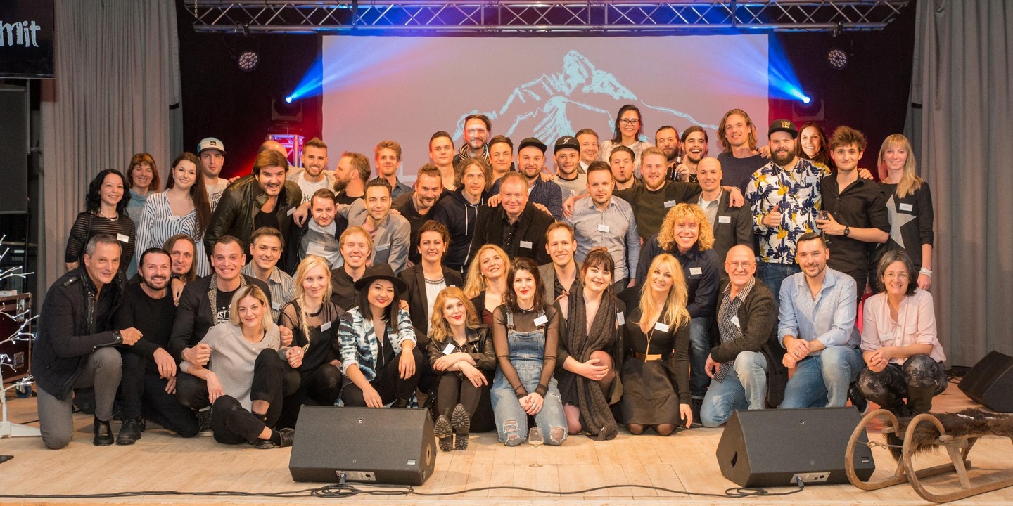 Beim Summit in Tirol: Gruppenfoto mit Alex Schedler (kniend, 2. von rechts), der für das Songwritercamp verantwortlich zeichnete