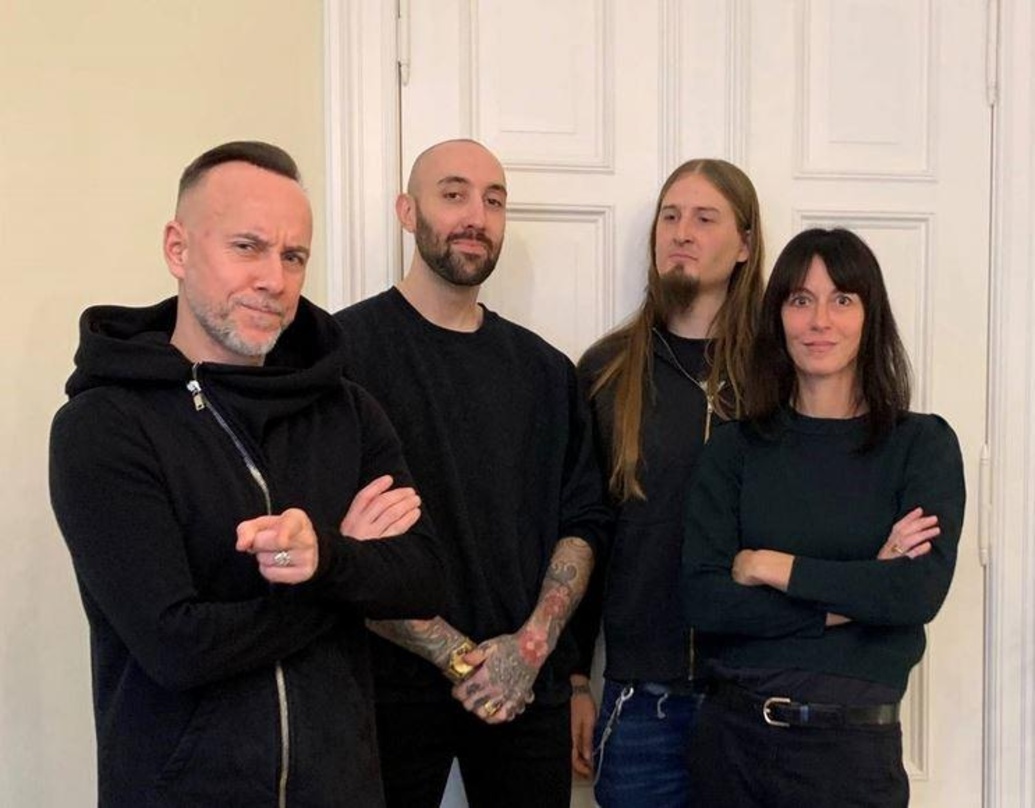 Freuen sich auf die Zusammenarbeit (von links): Adam Nergal Darski, Adam Foster (5B management), Lukas Frank (Napalm Records) und Billie Klein (Napalm Records)