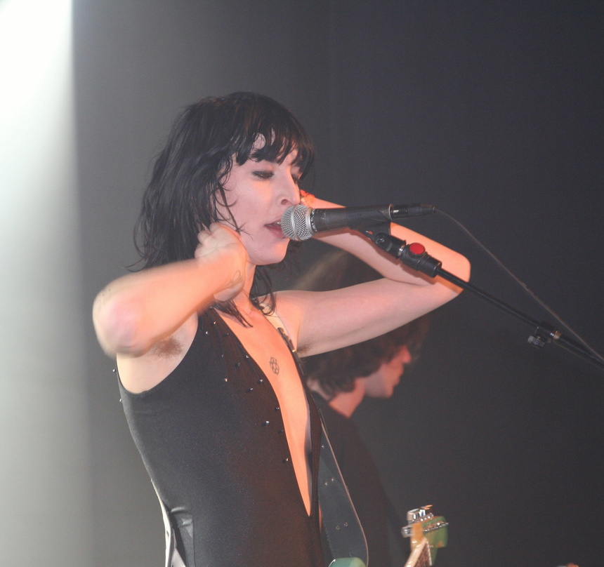 Verausgabte sich in Groningen: die niederländische Electro-Punk-Sängerin Elle Bandita