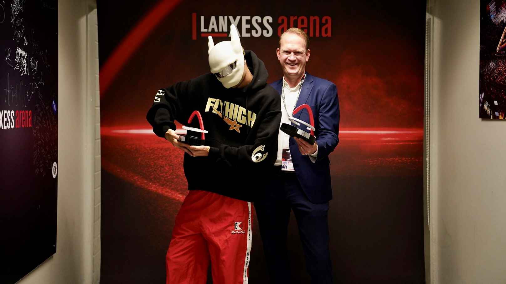 Freuen sich gemeinsam über die ausverkaufte Lanxess-Arena: Cro (links) und Stefan Löcher (Geschäftsführer Arena Management).