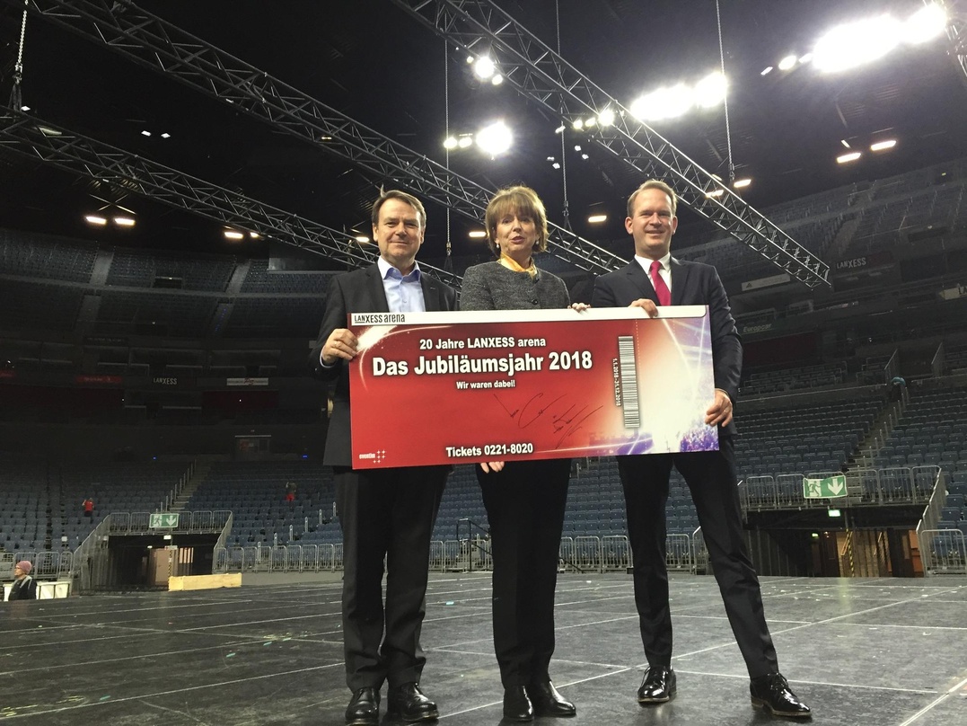 Im Feiermodus angesichts von Rekordbilanz und rundem Jubiläum der Lanxess Arena (von links): Josef Sommer (Geschäftsführer KölnTourismus), die Kölner Oberbürgermeisterin Henriette Reker un...