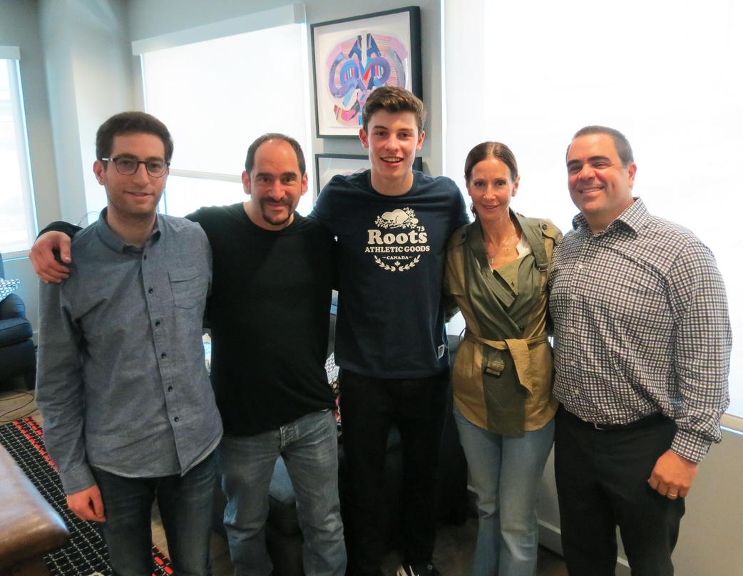 Besiegelten den Deal: Manager Andrew Gertler (AG Artists), David Gray, Senior Vice President Creative Affairs, UMPG; Shawn Mendes, Jody Gerson und Evan Lamberg, President of UMPG North Ame...