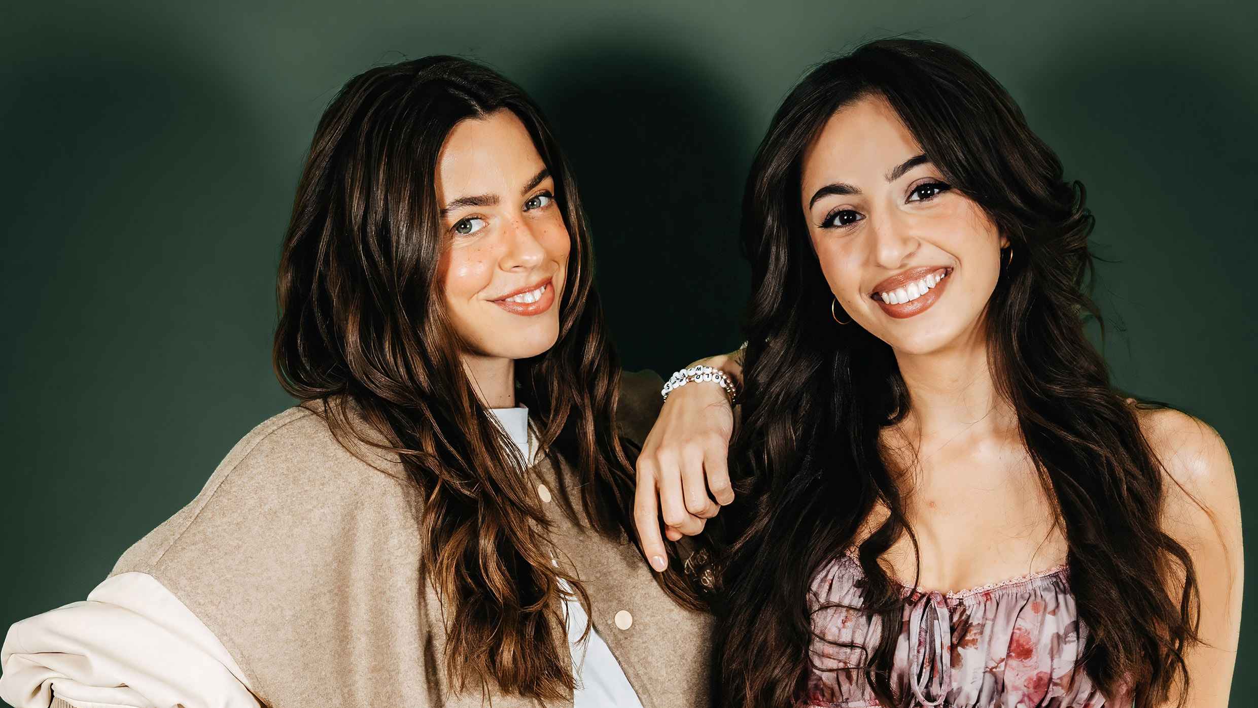 Widmen sich in sechs Podcastfolgen der Karriere von Taylor Swift: Vanessa Mai (links) und Gizem Celik.