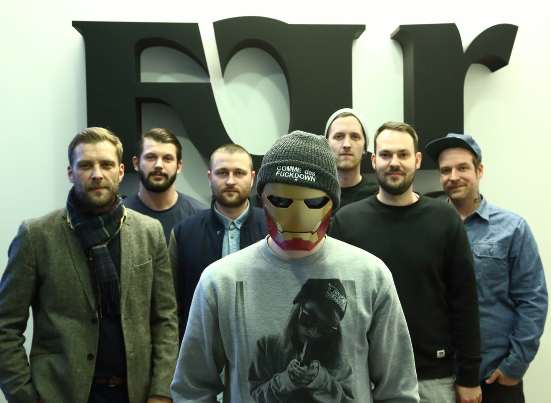 Trafen den Maskierten im Four-Music-Büro (von links): Volker Mietke (Head of Four Music), Niklas Tietjen (A&R Koordination), Michael Stockum (Director A&R Four Music), Lance Butters, Produ...