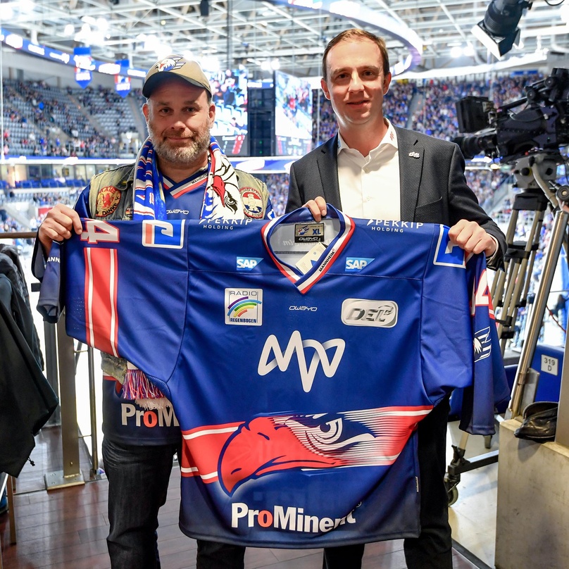 Bei der Trikotübergabe: Arenachef Daniel Hopp (rechts) mit Jubilämsbesucher Andreas Fischer