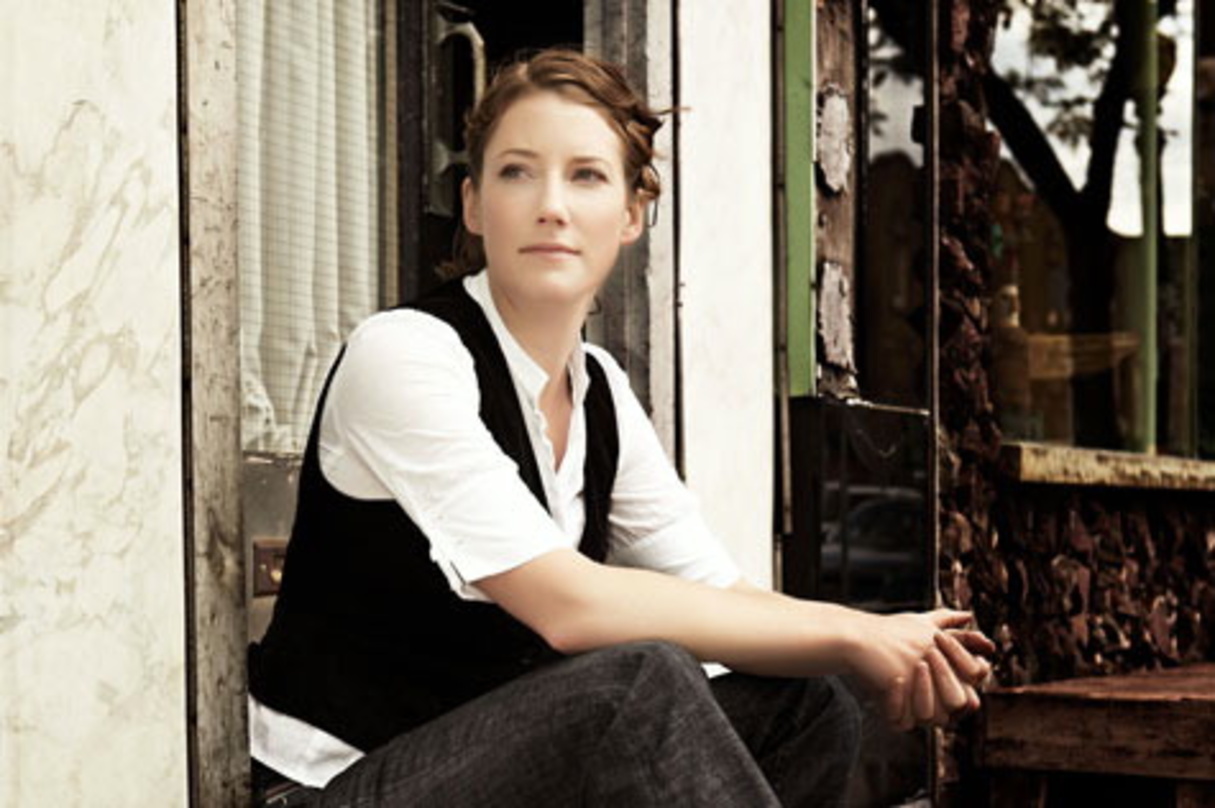 c84f9d4416e857002732cb6d6858bcec0bd8c61c6f6cc4bd4473c6b012bd6d58 Bringt ihre Songs allein und unplugged: Kathleen Edwards
