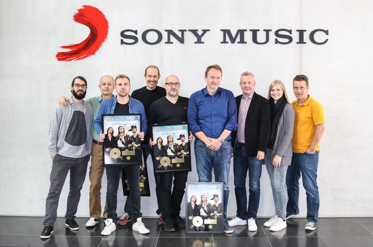 Bei der Edelmetallvergabe für dArtagnans Albumhit (von links): Raphael Seehon (Sony Music), Klaus Appel (Sony Music), Sam Bittner (Starwatch), Dirk Hachmann (Sony Music), Erik Jülicher (St...