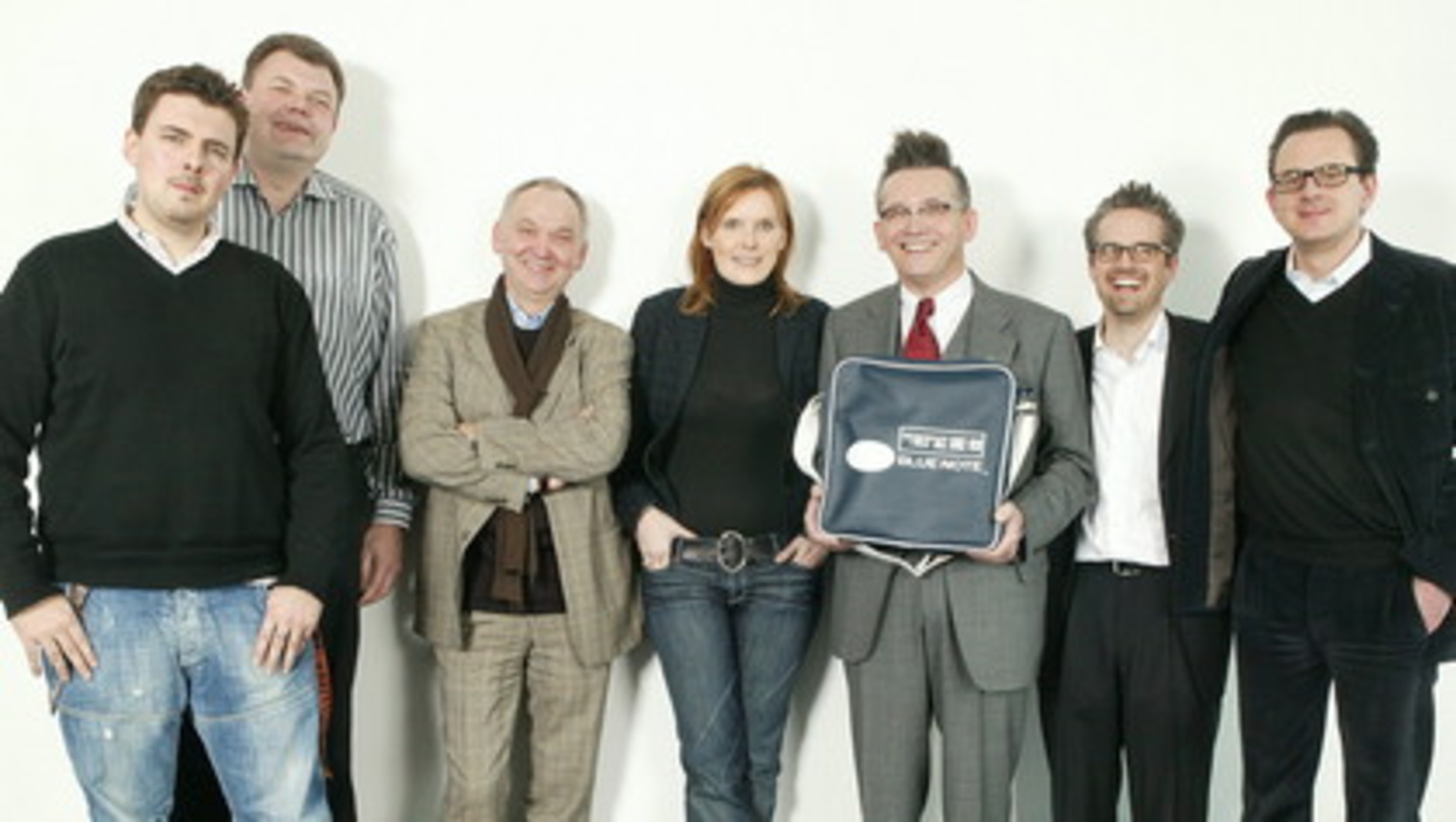 Künftig bei Blue Note: Götz Alsmann (3.v.r.) mit dem EMI-Team||Künftig ein Team (v.l.n.r.): Philippe König (General Manager Catalogue Marketing), Wolfgang Hanebrink (Vice President Commerc...