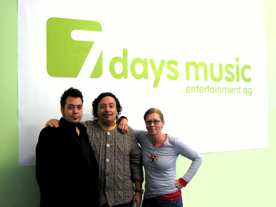Mit dem aktuellen Album "Der Letzte Deiner Art" auf Platz fünf (v.l.n.r.): Laith Al-Deen, Klaus Munzert und Kiki Röhlke (Booking Laith Al-Deen)