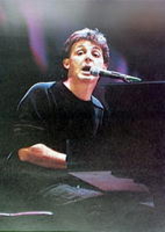 c88b52471928529d6686ad9e5b5223f82bcc3243ec035029312af01179bc89b8 Auch er half hungernden Afrikanern: Paul McCartney beim "Live Aid"-Gig