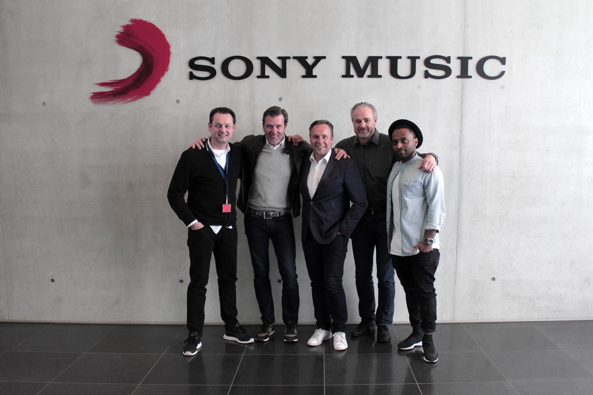 Arbeiten nun miteinander (von links): Christian Stronczek (Sony Music Commercial), John Munich, Florian Boitlin ("Playboy"), Clemens Fiedler und Brook Demissie (beide Sony Music Commercial)