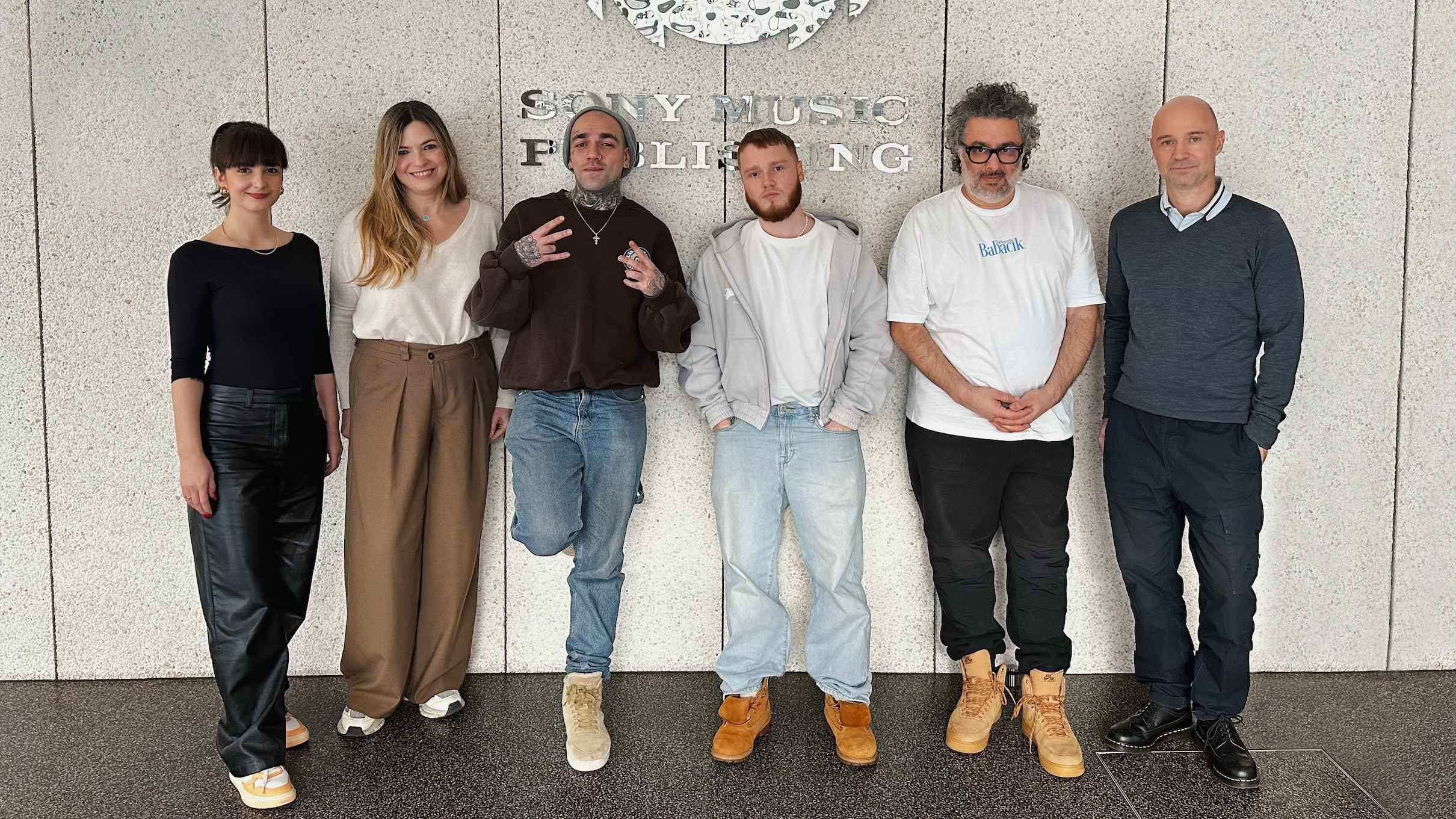 c8b85ddf 2d96 47b3 9f5a 335aa1dee1c3 Das neue Verlagsteam um Ezhel (von links): Nicole Lichtner (Repertoire & Creative Manager SMP), Karina Poche (VP Business & Legal Affairs), Ezhel, Marvin Lutz (Senior A&R/Creative Manager ...