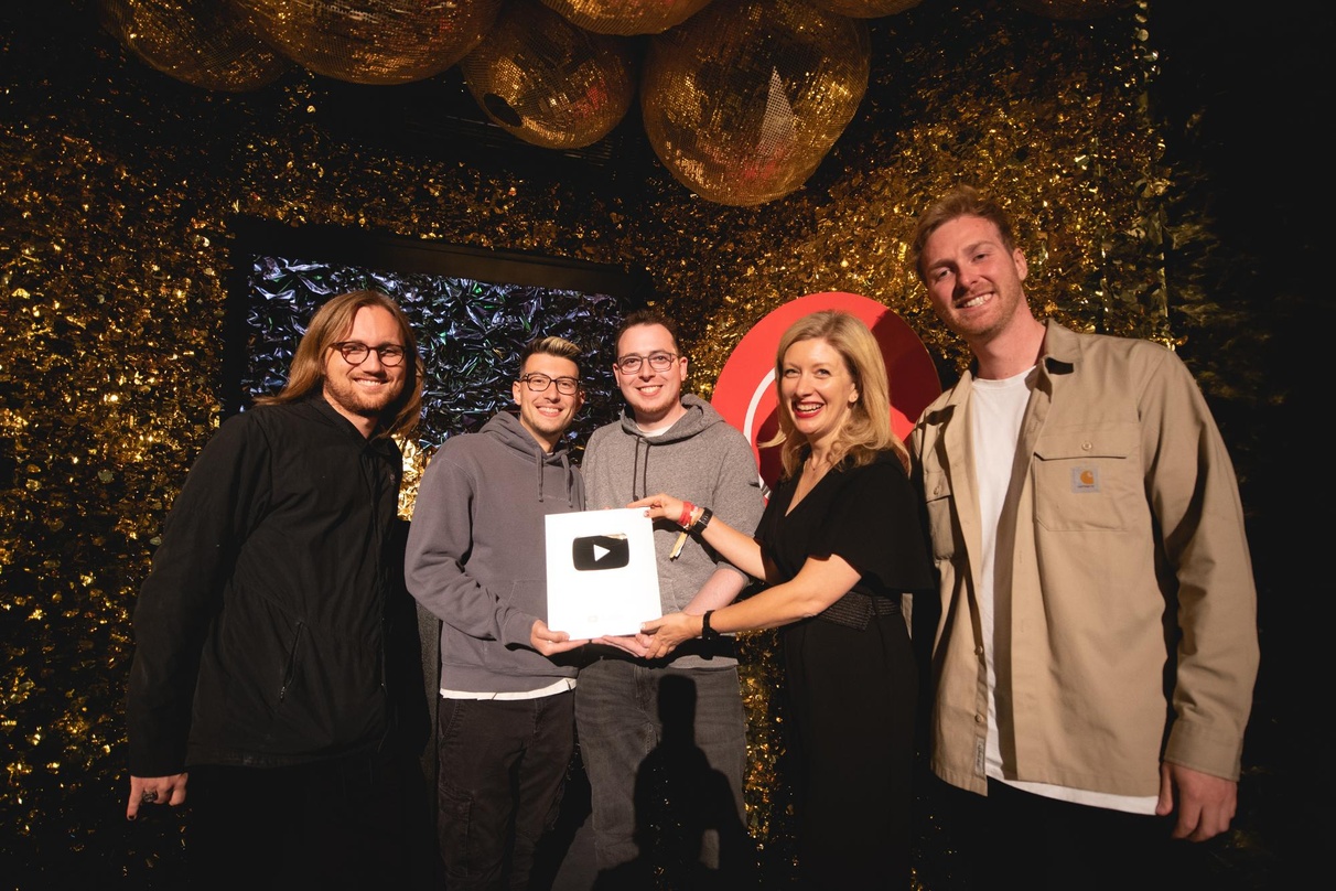 Bei der Verleihung auf der Reeperbahn (von links): Lasse Franzen (Brand Manager Crash Your Sound), Nils Schedler, Niklas Brüsewitz (beide HBz), Gudrun Schweppe (Head of Music YouTube DACH)...