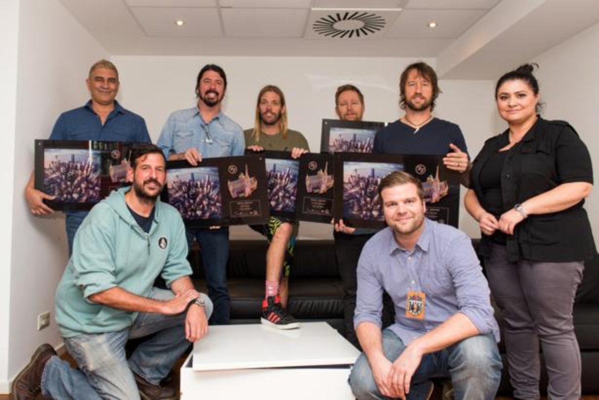 Feierten Gold: die Foo Fighters und das Team von Sony Music Austria