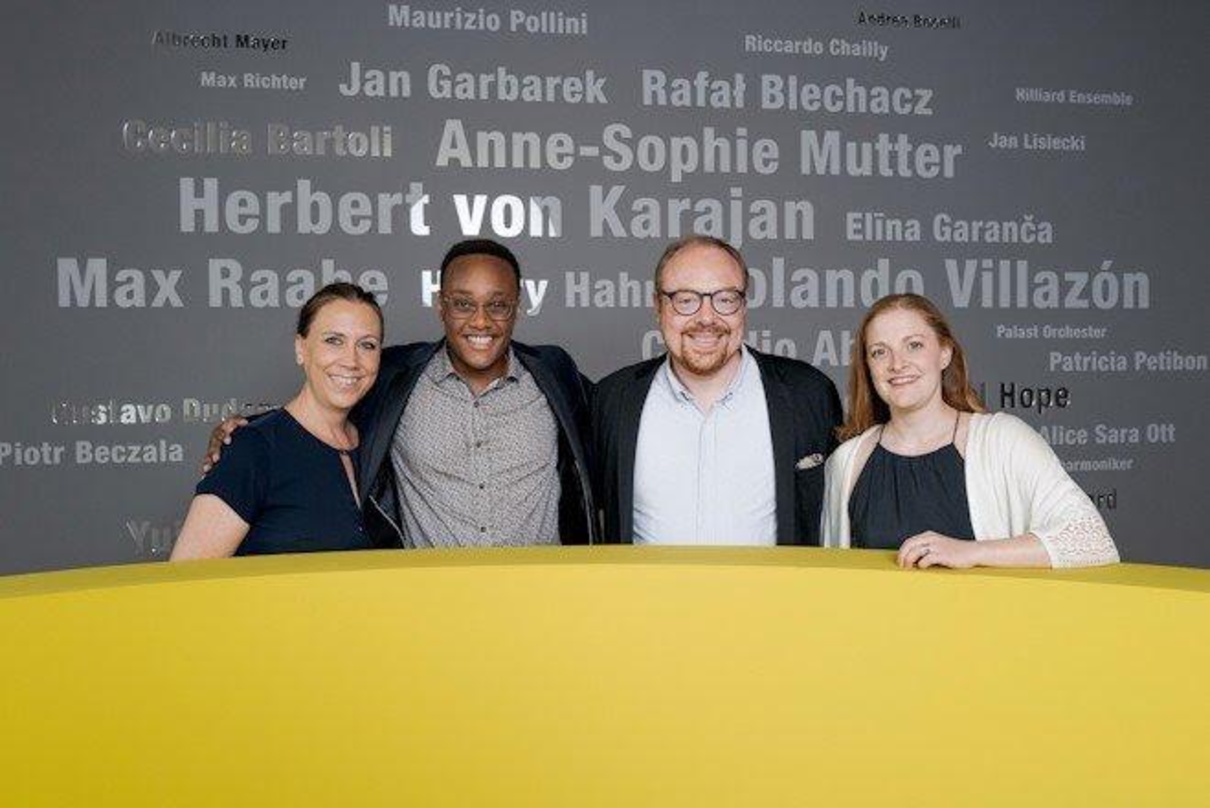 c8ee278b8a565a7c655ef3d8185ece07ce39027c65d74ef5eed427a1ae511caf Arbeiten nun miteinander (von links): Angelika Meissner (Senior Director Classical, Artists & Repertoire DG), Raphaël Feuillâtre, Clemens Trautmann (President Deutsche Grammophon) und Leon...