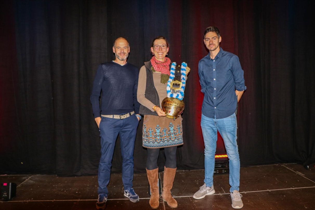 Aller guten Dinge sind vier: Martina Schwarzmann mit Florian Fülle (links, Projekt- und Veranstaltungsleitung, bigBox Allgäu) und Fabian Dieterle (rechts, Veranstaltungsleitung Entertainme...