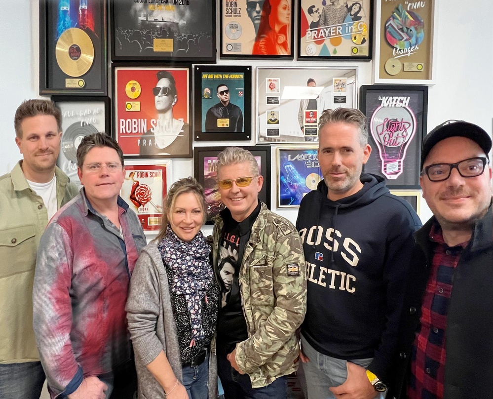 Neue Partner (von links): Michael Moor (General Manager More Music), Frank Haberland (Head Of A&R & Promotion More Music), Yvonne und Markus Mörl, Elmar Braun (Geschäftsführer More Music) ...