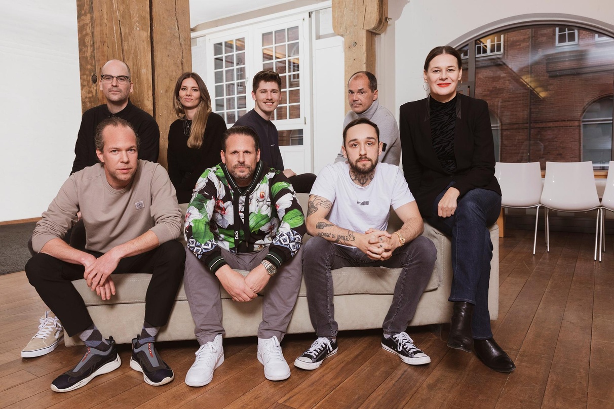 Besiegelten die Zusammenarbeit in Hamburg (hinten, von links) Felix Brouwer (Director Label Services), Melanie Geiger (Senior Manager Label Services), Philipp Lampe (Manager Label Services...
