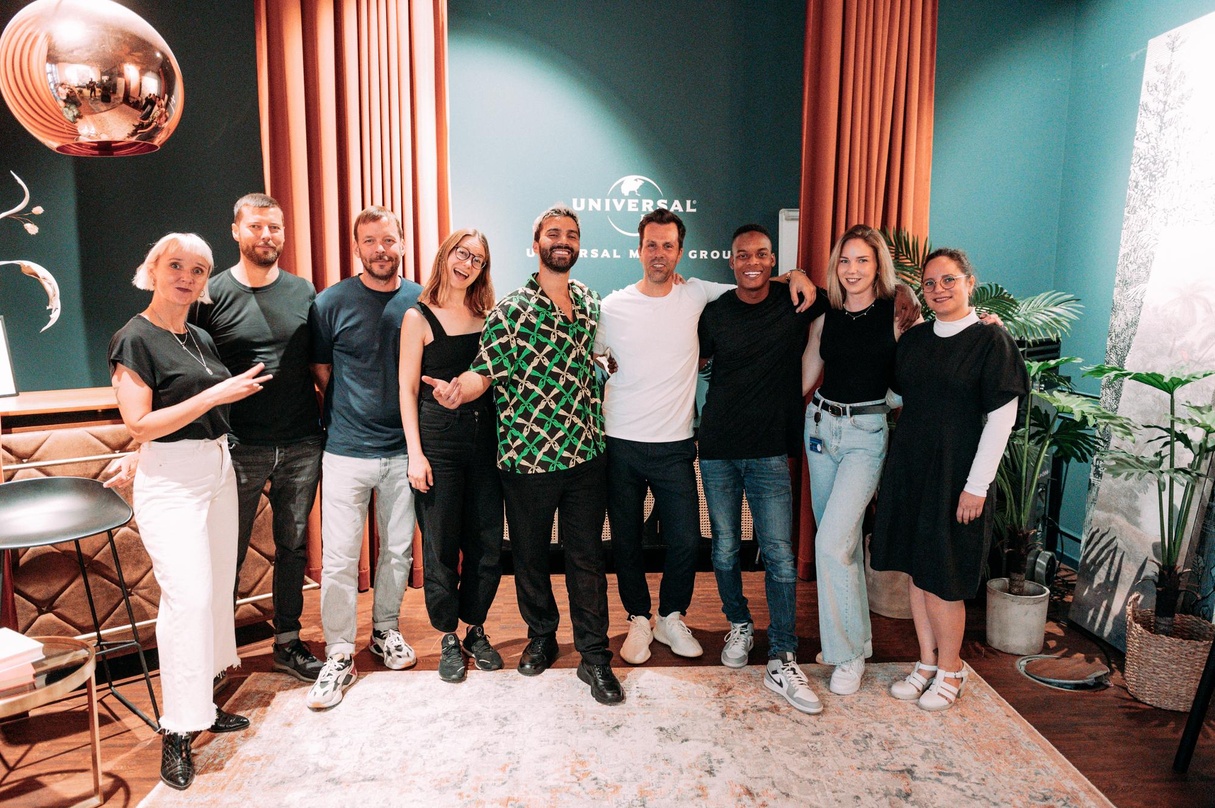 Bleiben Partner (von links): R3hab (Mitte) und sein Team