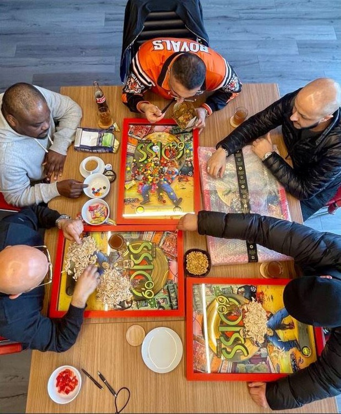 Feierten die Gold-Auszeichnung mit einem guten Essen (von links, im Uhrzeigersinn): Xatar (Executive), Mario "Dako" Da Costa (Labelmanagement), Ssio, Sohail Sadat (Produktmanagement) und R...