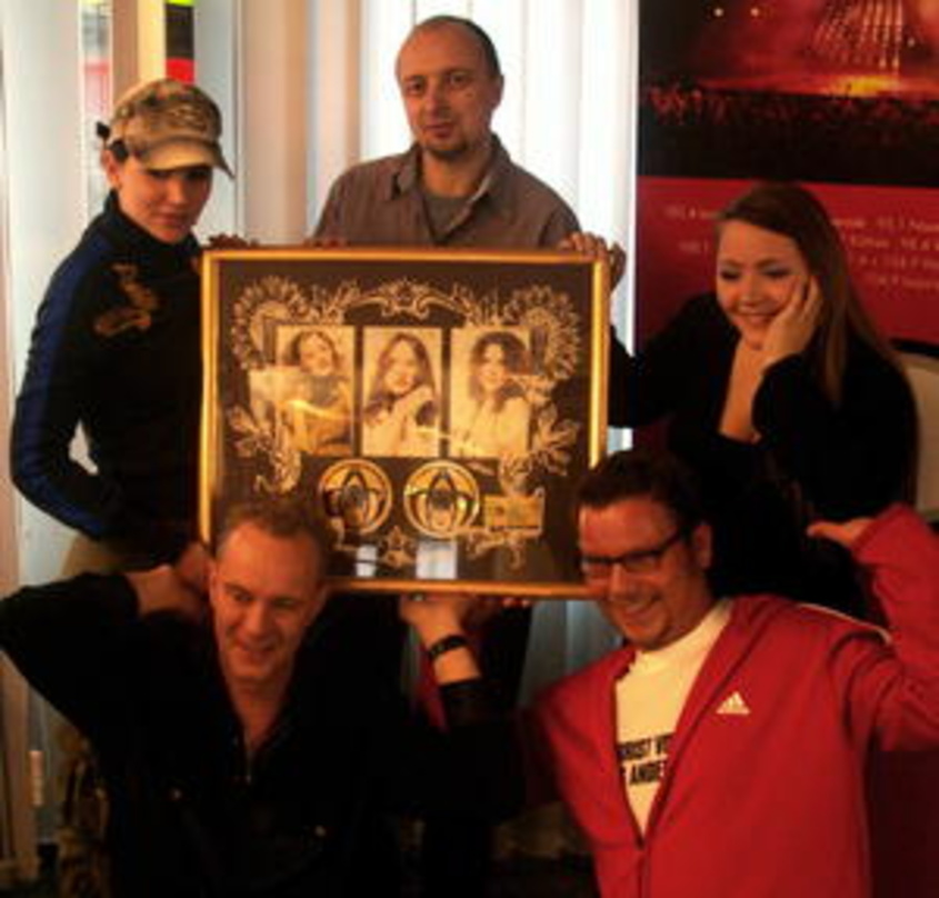 Freuen sich über die Ehrung (v.l.n.r., hinten): Kati (Wonderwall), Thomas Misersky (wea) und eLa (Wonderwall), vorn die Radio SAW-"Muckefuck"-Moderatoren Volker Haidt und Holger Tapper