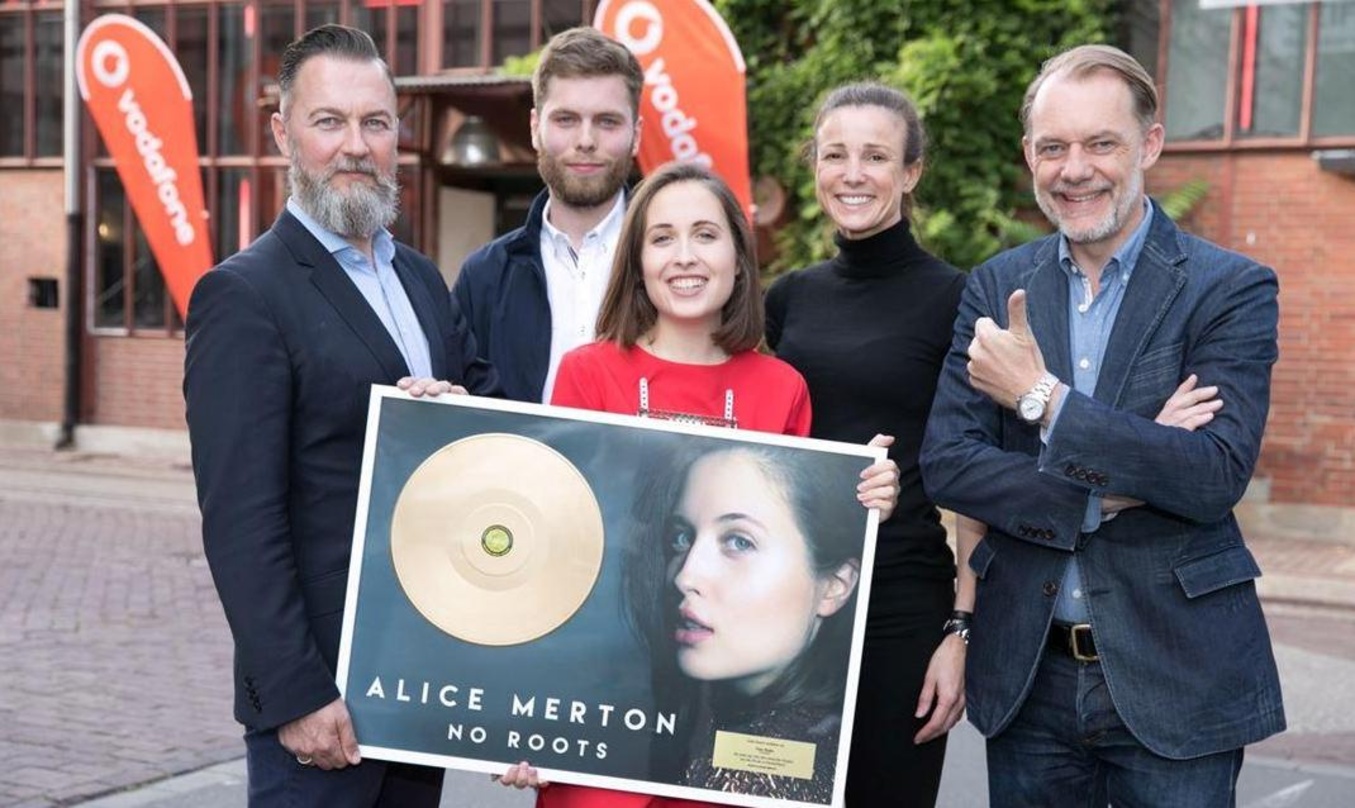 Feierten in Düsseldorf (von links): Peer Kipke (Vodafone), Paul Grauwinkel (Paper Plane Records Int.), Alice Merton sowie Anne Stilling und Gregor Gründgens (beide Vodafone)