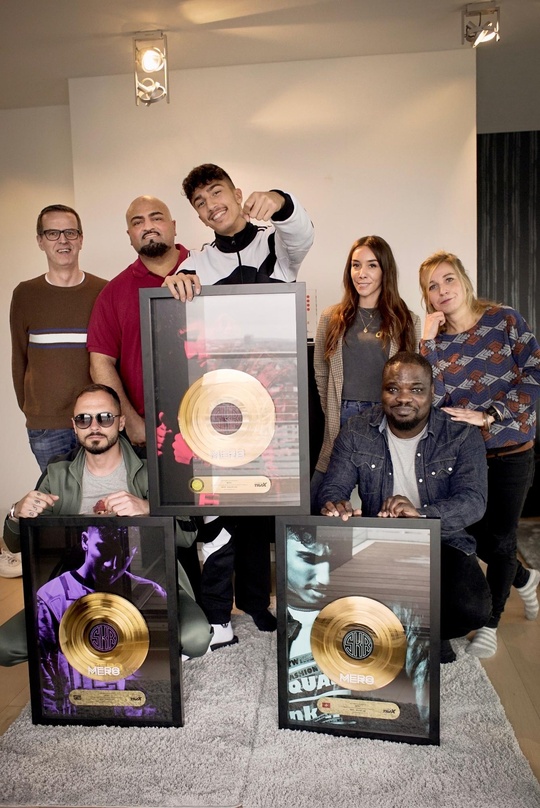 Holte mit "Baller los": Gold in drei Ländern: Mero (hinten, 3. von links) und sein Team von Groove Attack TraX