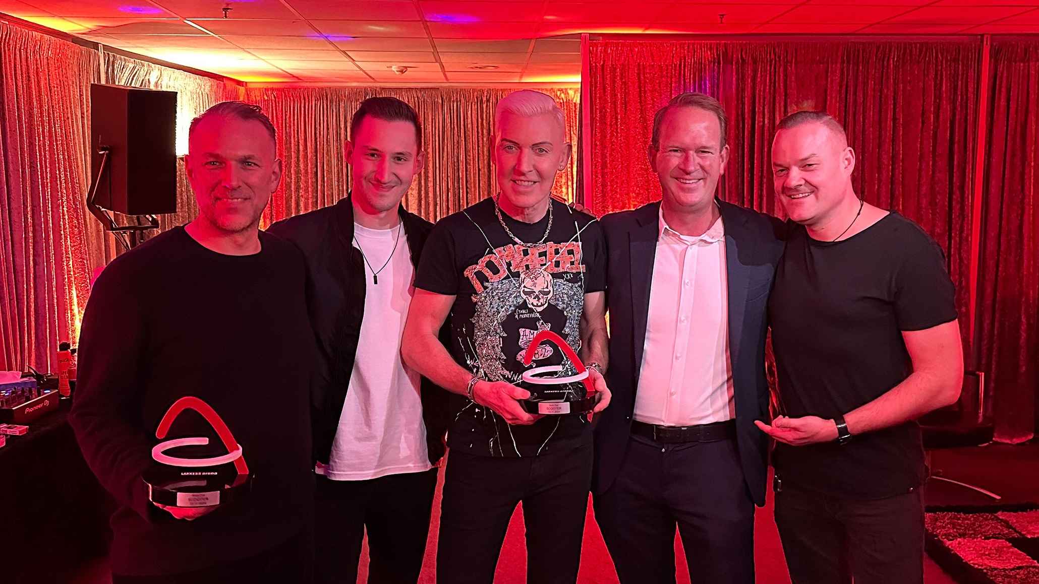 Bei der Übergabe (von links): Philipp Styra (All Artists Agency), Marc Blou, H.P. Baxxter (beide Scooter), Stefan Löcher (Lanxess Arena) und Jay Frog (Scooter).