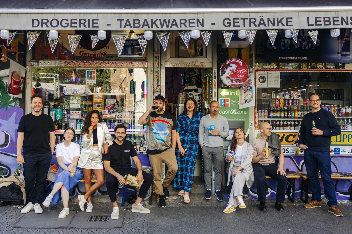 Tankten ein bisschen Street Credibility: Marteria (5. von links) mit dem BMG-Team und seinem Management