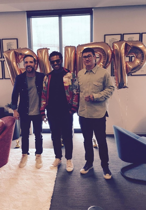Bei der Vertragsunterzeichnung (von links): Tyler Childs (Vice President Creative Sony/ATV), Joey Purp und Kevin Zheng (Management Joey Purp)