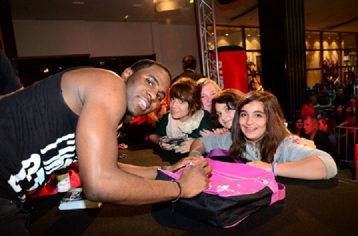 Von Fans umringt: Jason Derulo beim Autogrammeschreiben im MediaMarkt