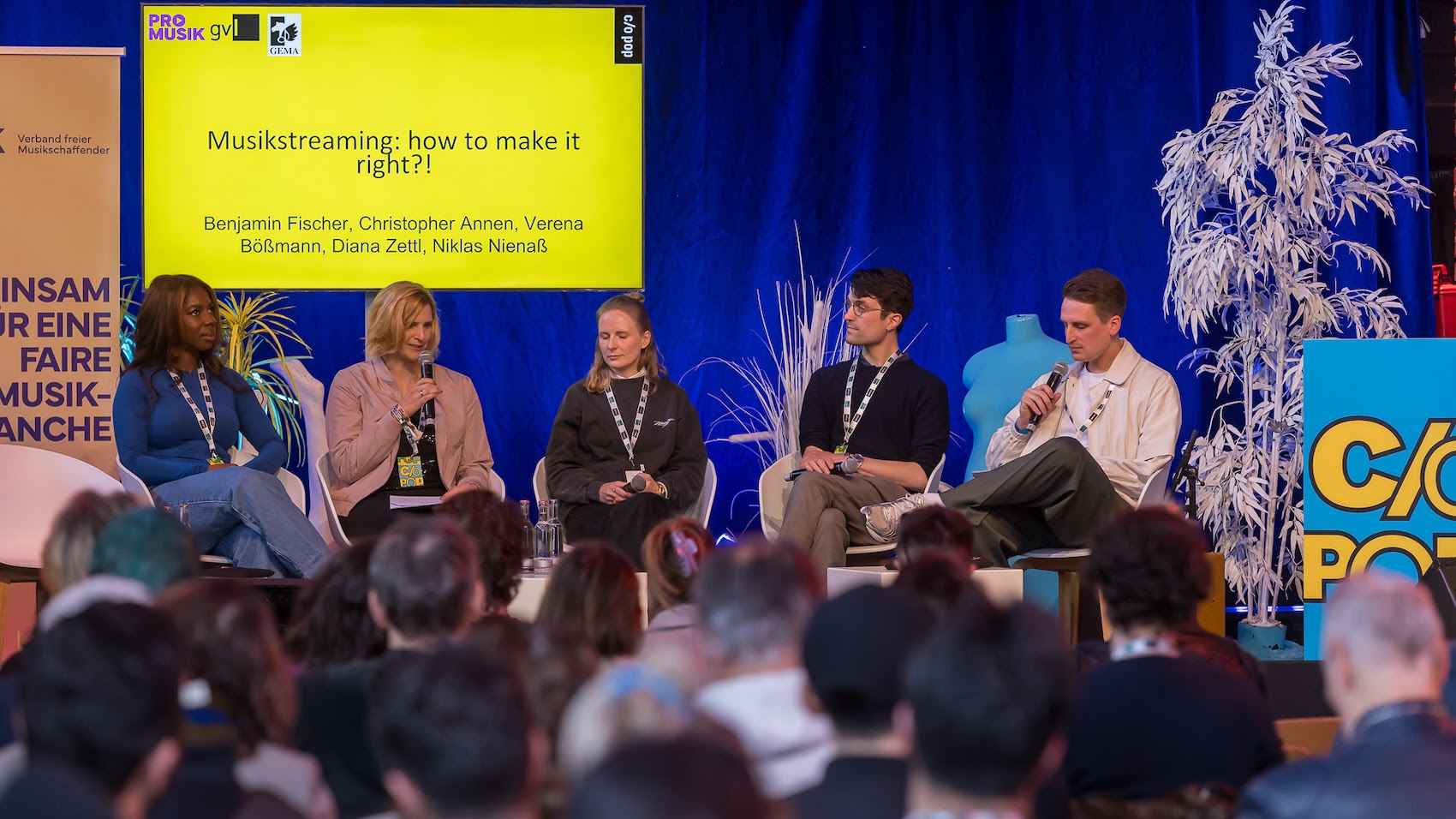 c9fcaf12 5dd4 4d8c 8648 bff615440ca6 Haben etwas zu sagen (von links): Elizabeth Agyeman (TuneCore), Verena Bößmann (Dunstan Media), Diana Zettl (GEMA), Christopher Annen (Pro Musik) und Benjamin Fischer ("FAZ").